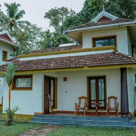 The World Backwaters, Alleppey Кумараком Екстериор снимка