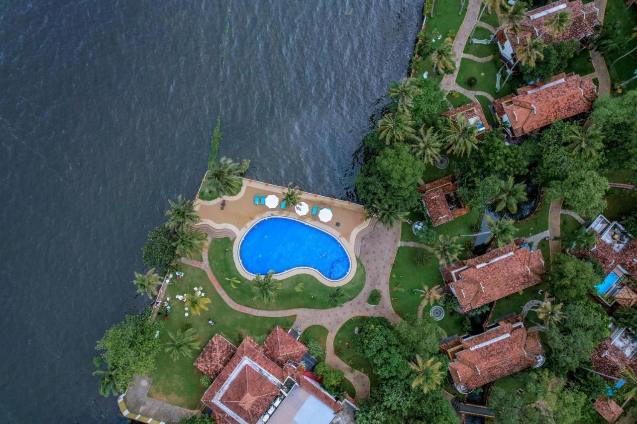The World Backwaters, Alleppey Кумараком Екстериор снимка