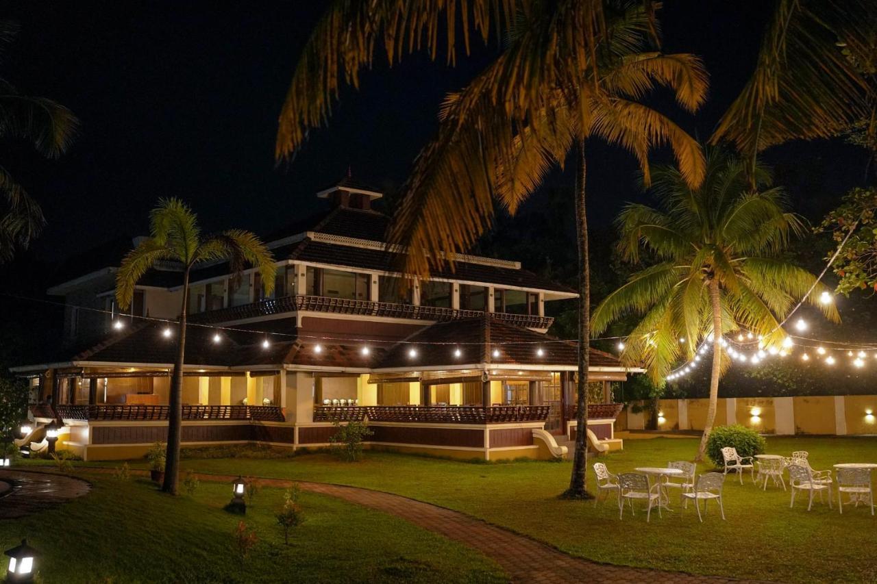 The World Backwaters, Alleppey Кумараком Екстериор снимка