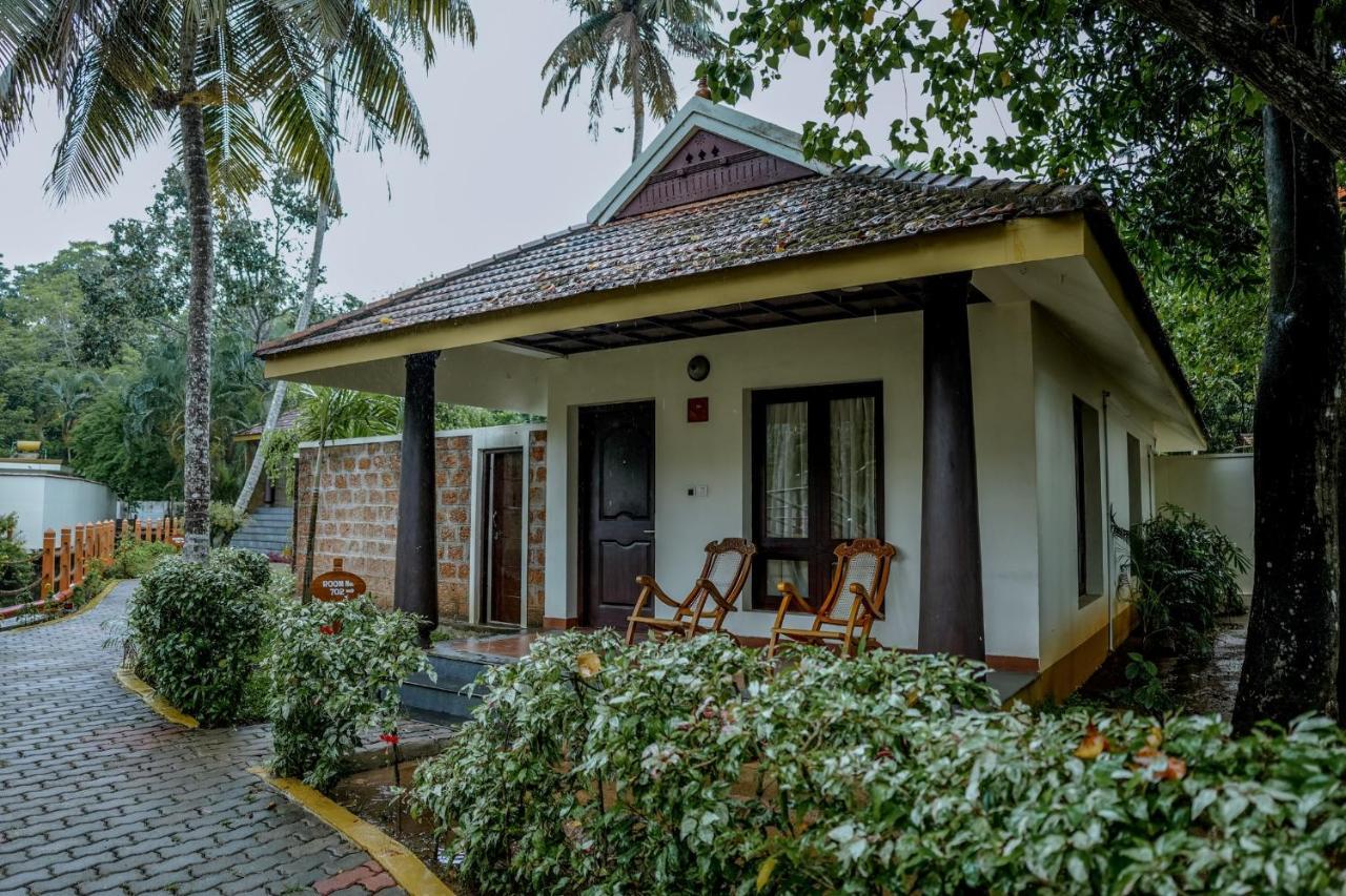 The World Backwaters, Alleppey Кумараком Екстериор снимка