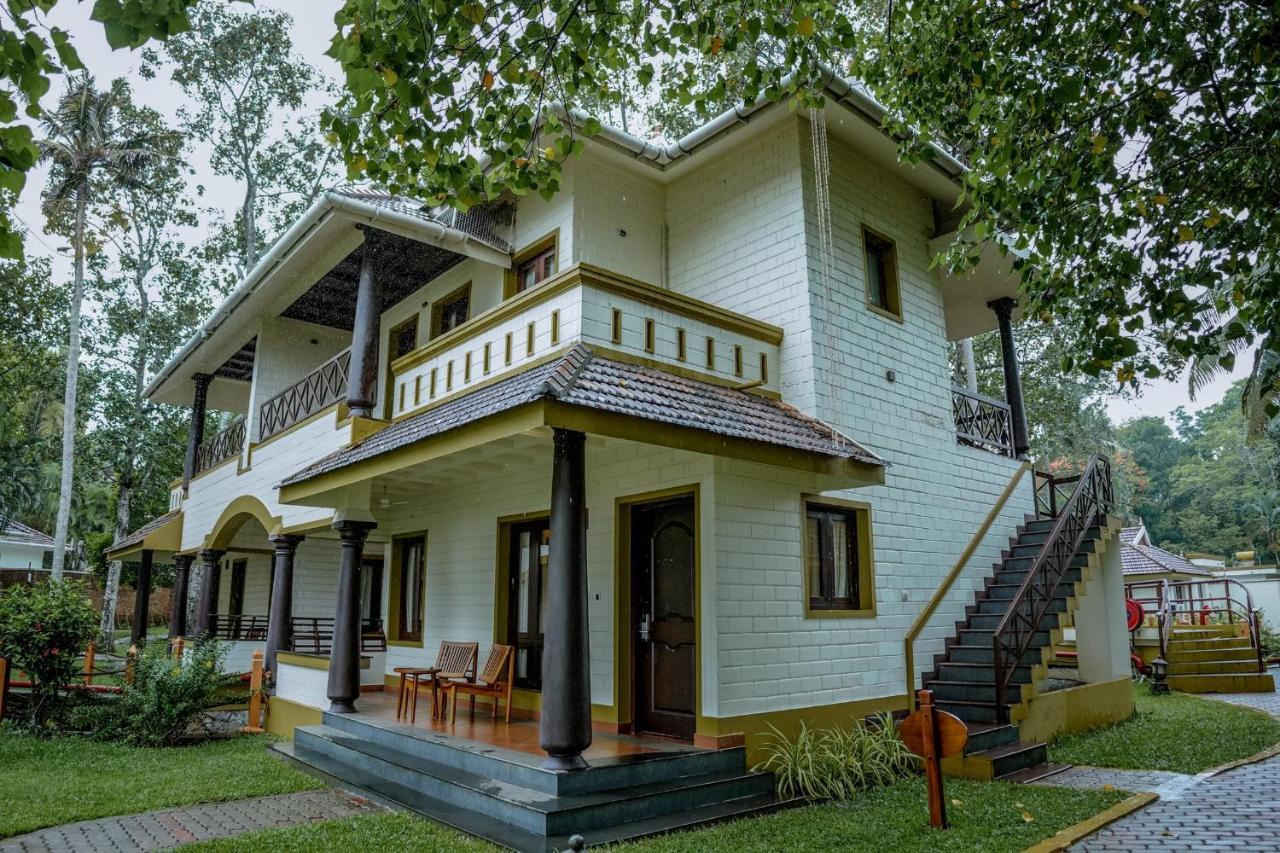 The World Backwaters, Alleppey Кумараком Екстериор снимка